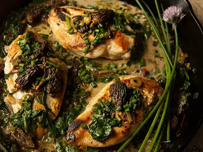 Suprema de pintada al horno con colmenillas y vino amarillo